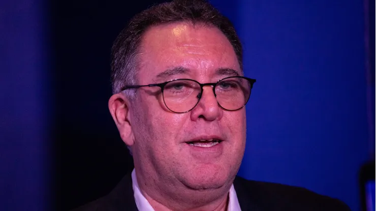 Marcelo Teixeira formalizou contrato profissional a joia da base até 2029 e Santos enfrenta assédio do exterior