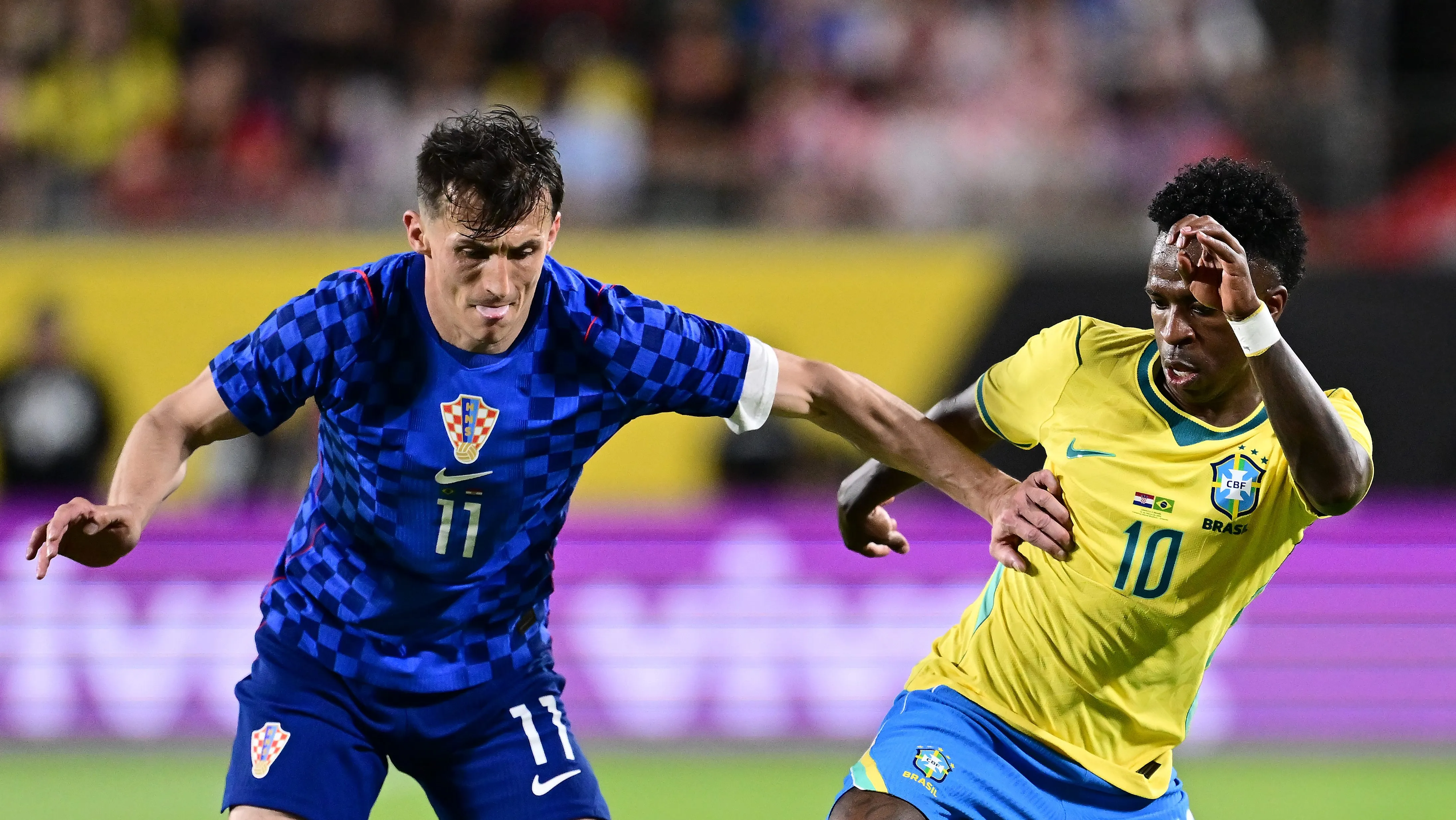 Foto: Julio Aguilar/Getty Images – Vinícius Júnior em disputa de bola durante jogo com a Croácia.