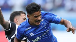 Kaiki Bruno jogador do Cruzeiro disputa lance com Oliva jogador do Santos durante partida no estadio Mineirao pelo campeonato Brasileiro A 2026. Foto: Gilson Lobo/AGIF