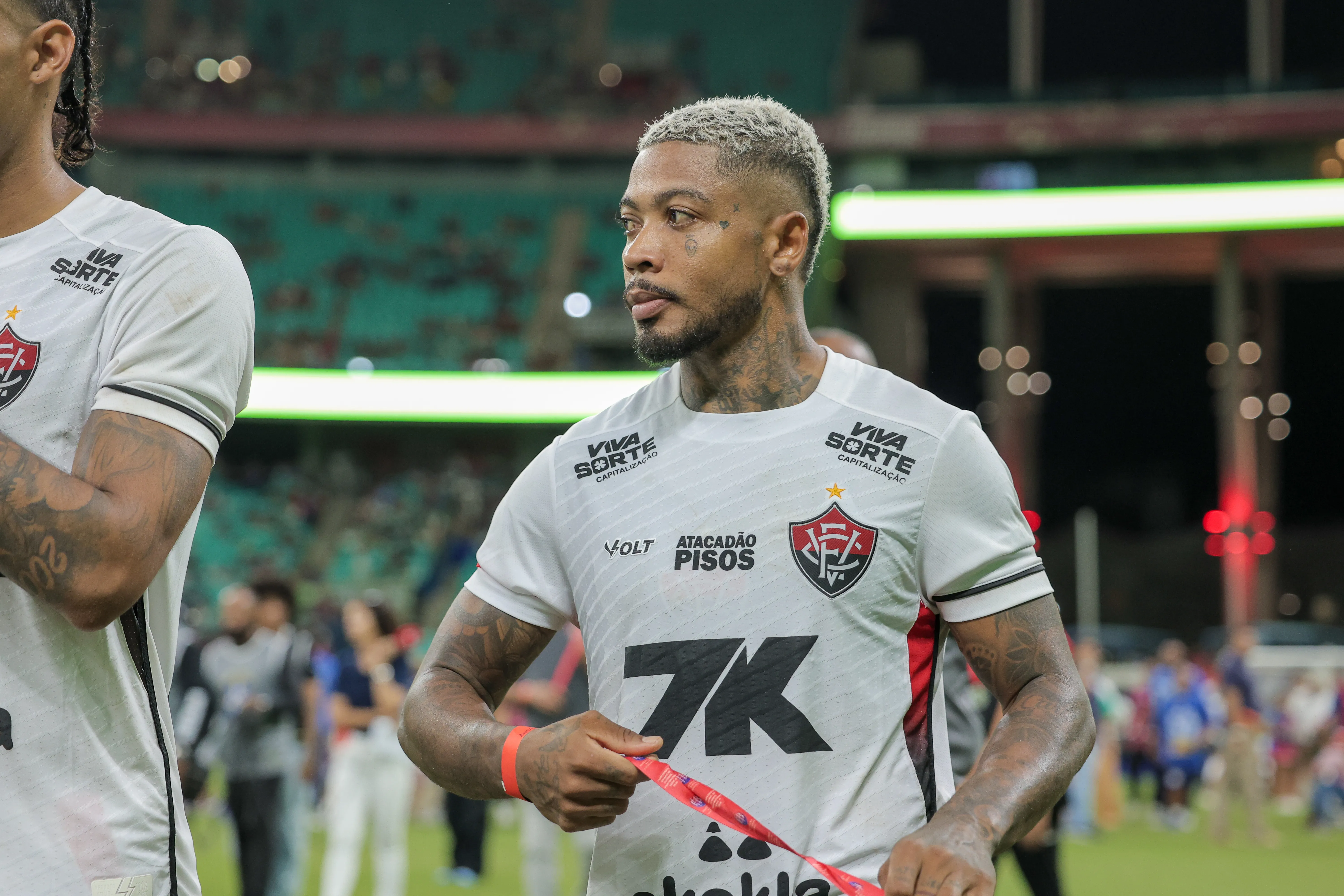 Matheuzinho jogador do Vitoria levanta a taca de campeao durante cerimonia de premiacao ao final da partida contra o Bahia no estadio Fonte Nova pela decisao do campeonato Baiano 2026. Foto: Marcio Jose/AGIF