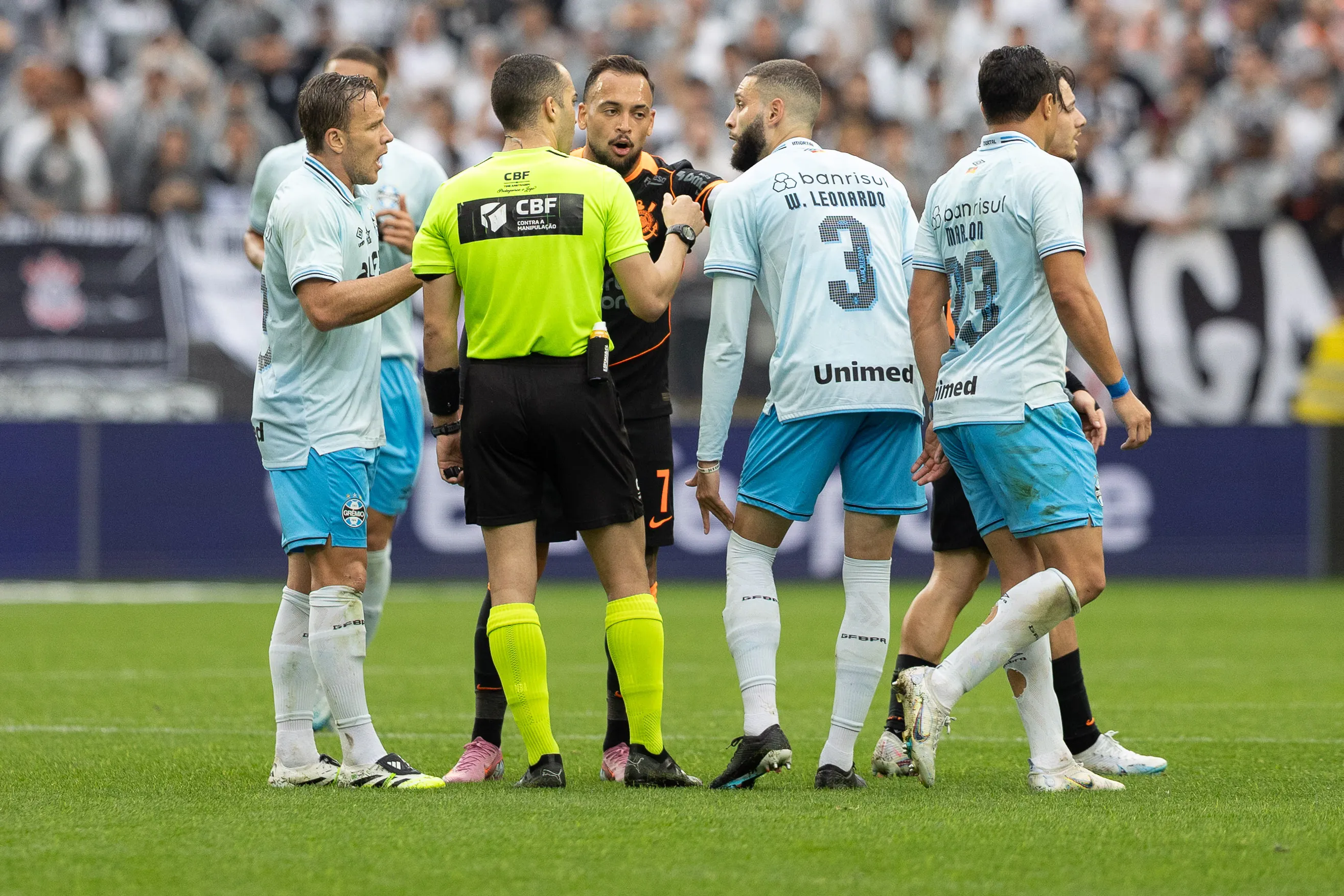 O arbitro Davi de Oliveira Lacerda durante partida entre Corinthians e Gremio no estadio Arena Corinthians pelo campeonato Brasileiro A 2025. Foto: Joisel Amaral/AGIF