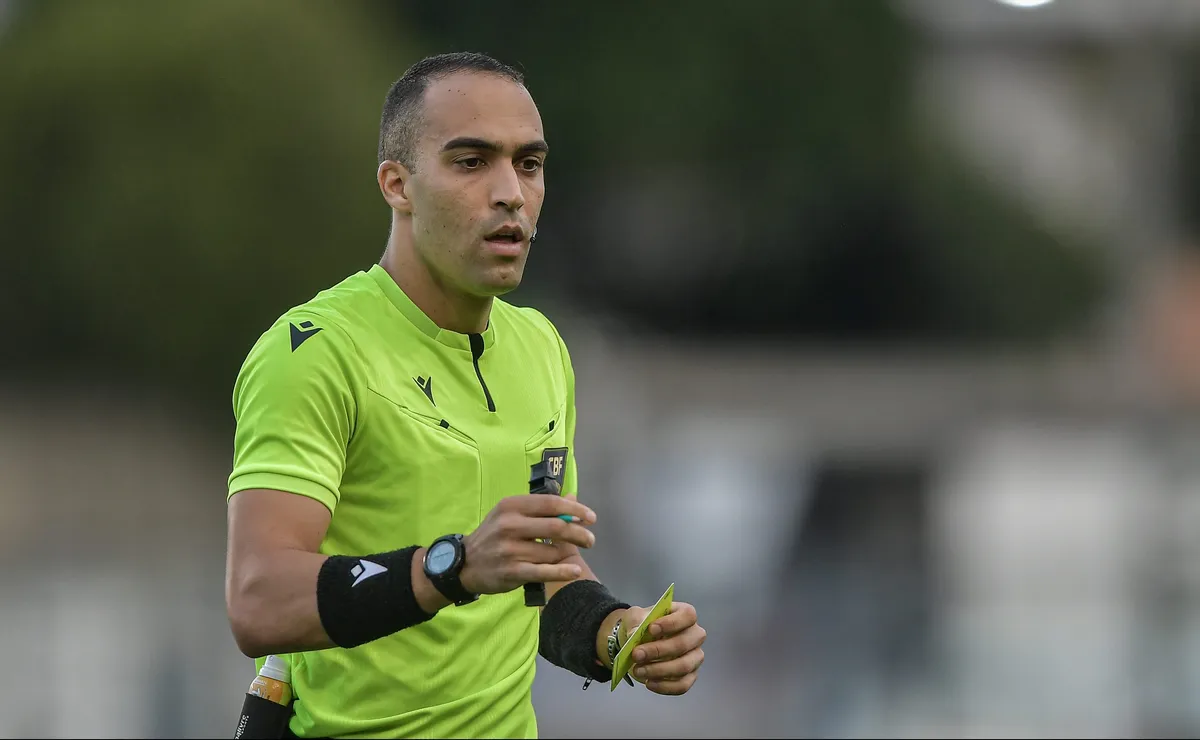 Davi Lacerda volta a apitar jogo do Corinthians com invencibilidade e histórico recente de polêmicas