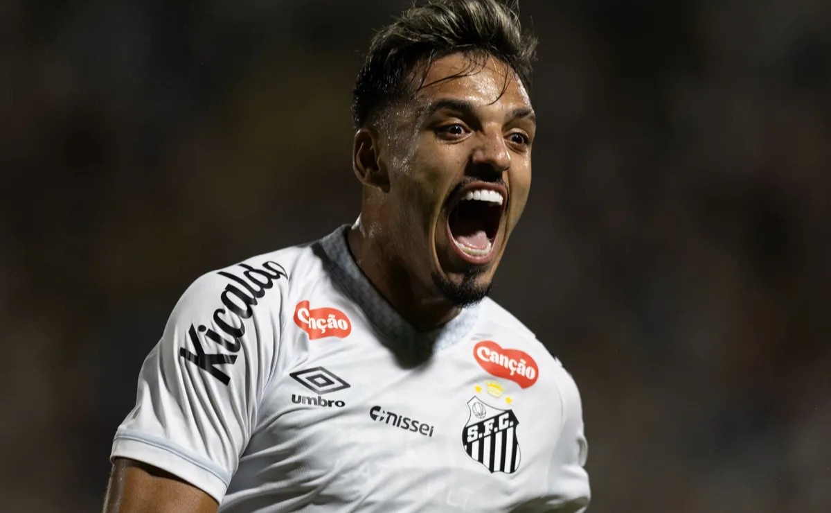 Gabriel Menino tem lesão constatada na coxa e vira baixa para Cuca nos próximos jogos do Santos