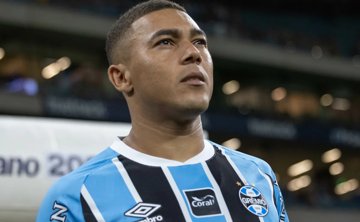 Carlos Vinícius recebe contatos oficiais da MLS e do futebol árabe; Grêmio tenta renovação