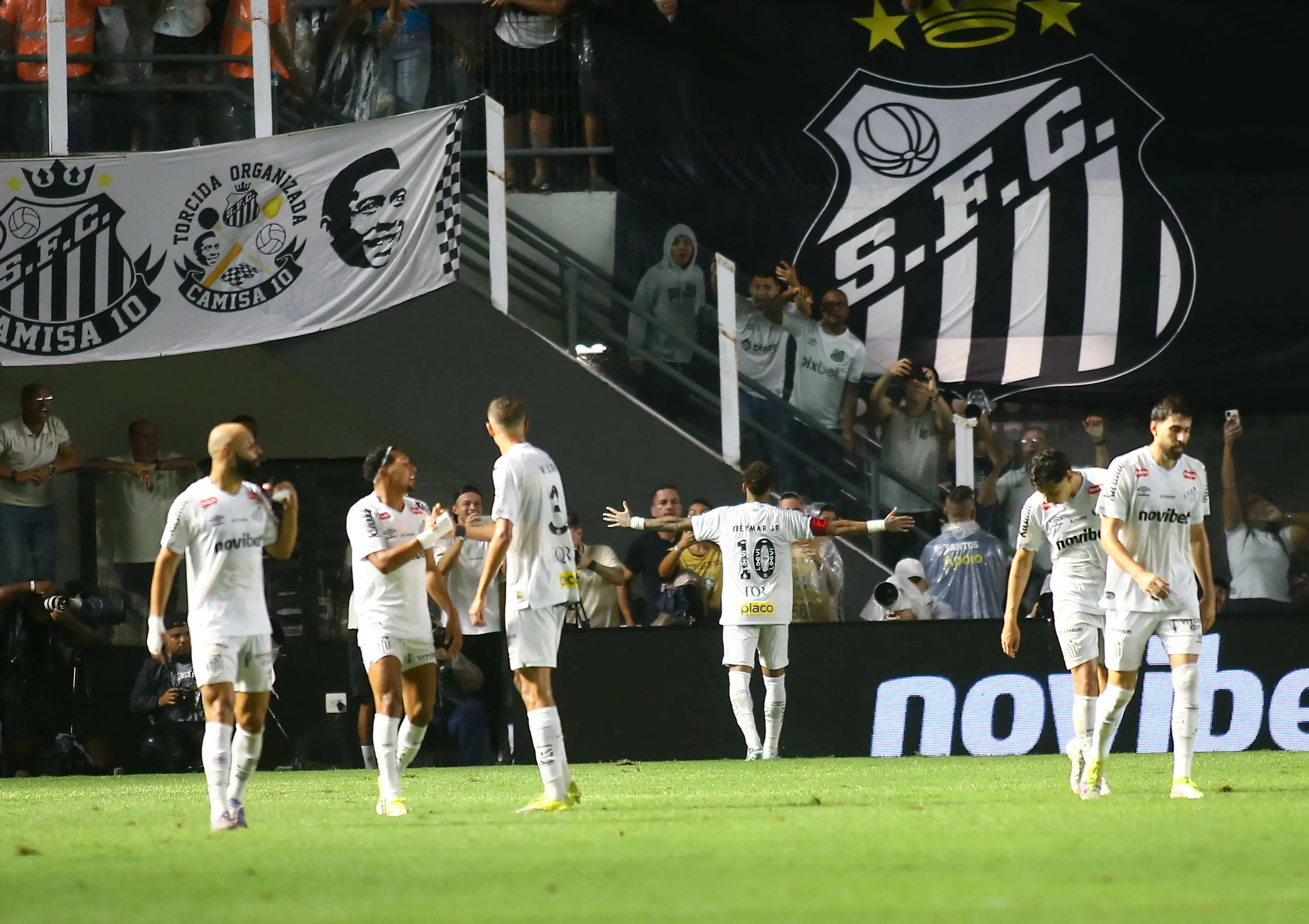 Neymar Jr. jogador do Santos comemora seu gol durante partida contra o Vasco no estadio Vila Belmiro pelo campeonato Brasileiro A 2026. Foto: Mauricio De Souza/AGIF