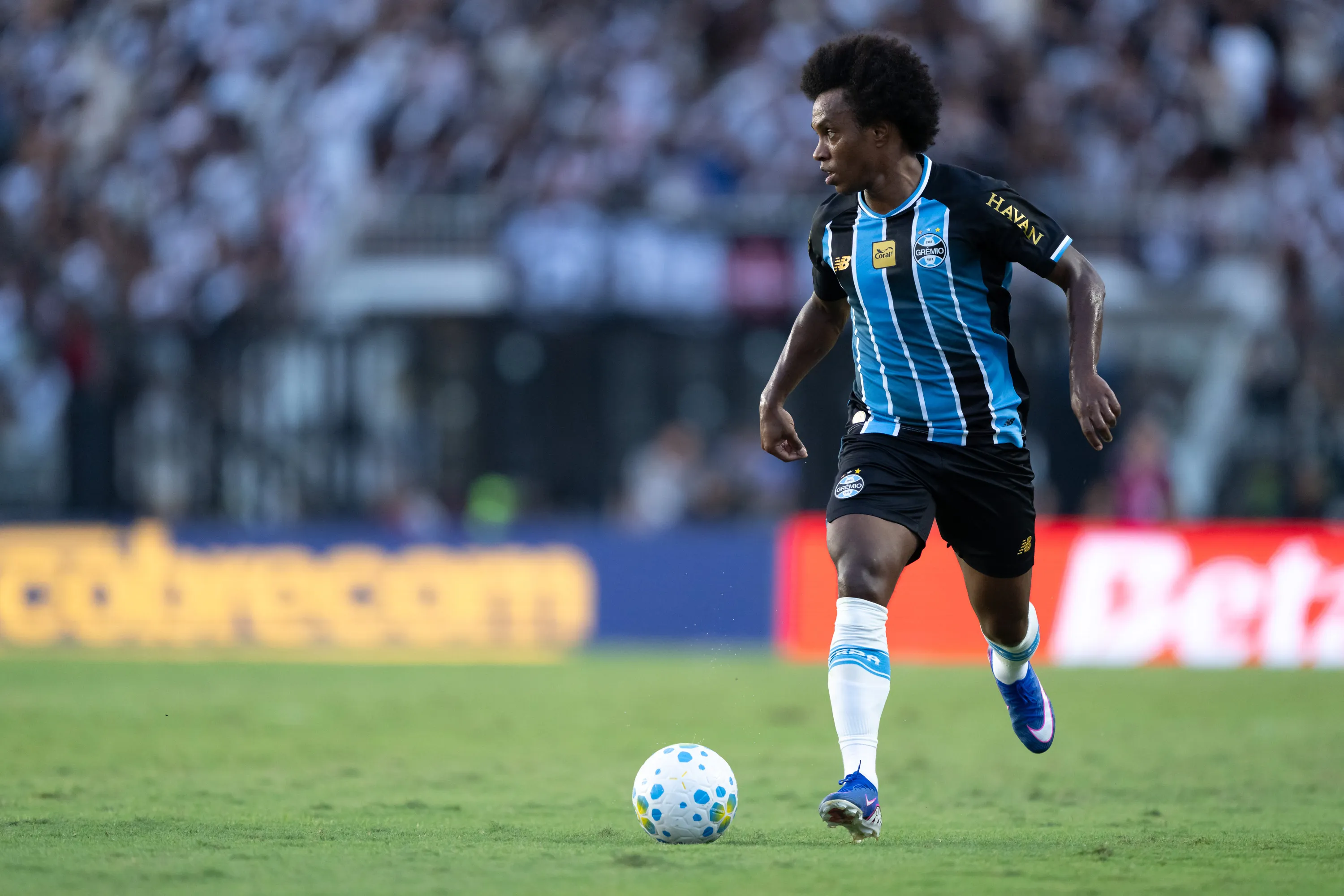 Willian jogador do Gremio durante partida contra o Vasco no estadio Sao Januario pelo campeonato Brasileiro A 2026. Foto: Jorge Rodrigues/AGIF