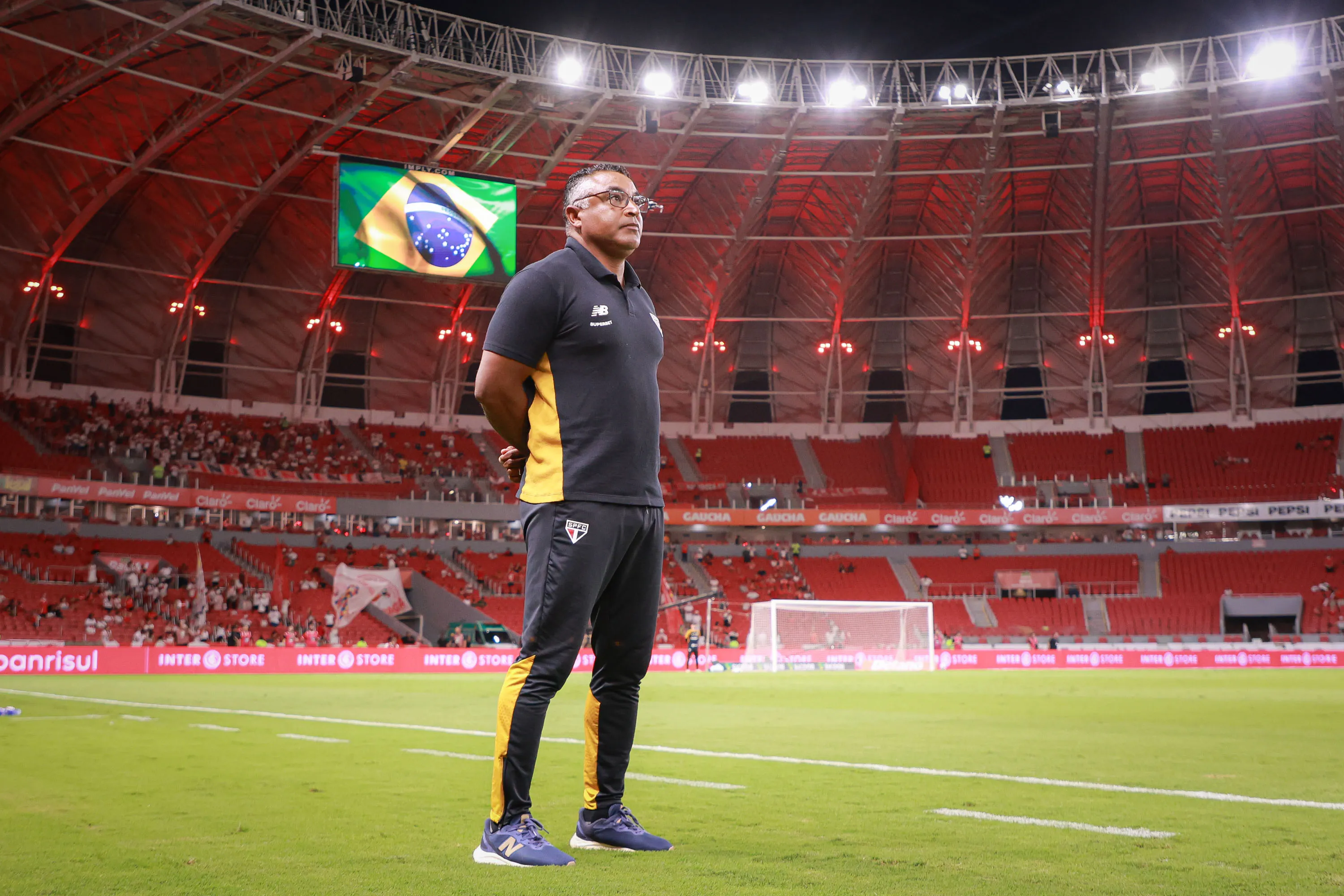 Roger Machado tecnico do Sao Paulo durante partida contra o Internacional no estadio Beira-Rio pelo campeonato Brasileiro A 2026. Foto: Maxi Franzoi/AGIF
