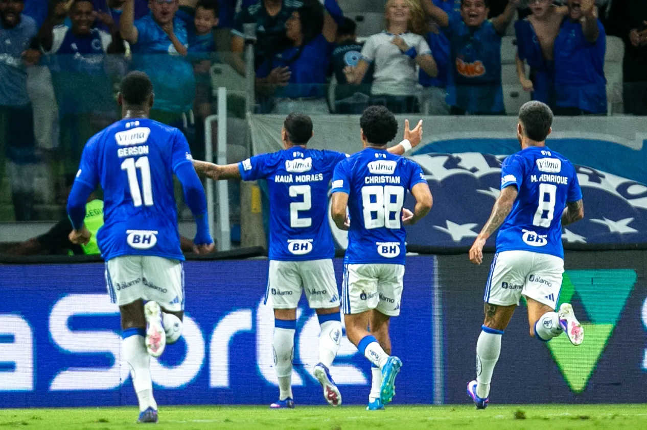 Kauan Morais  jogador do Cruzeiro comemora seu gol durante partida contra o Vitoria no estadio Mineirao pelo campeonato Brasileiro A 2026. Foto: Fernando Moreno/AGIF