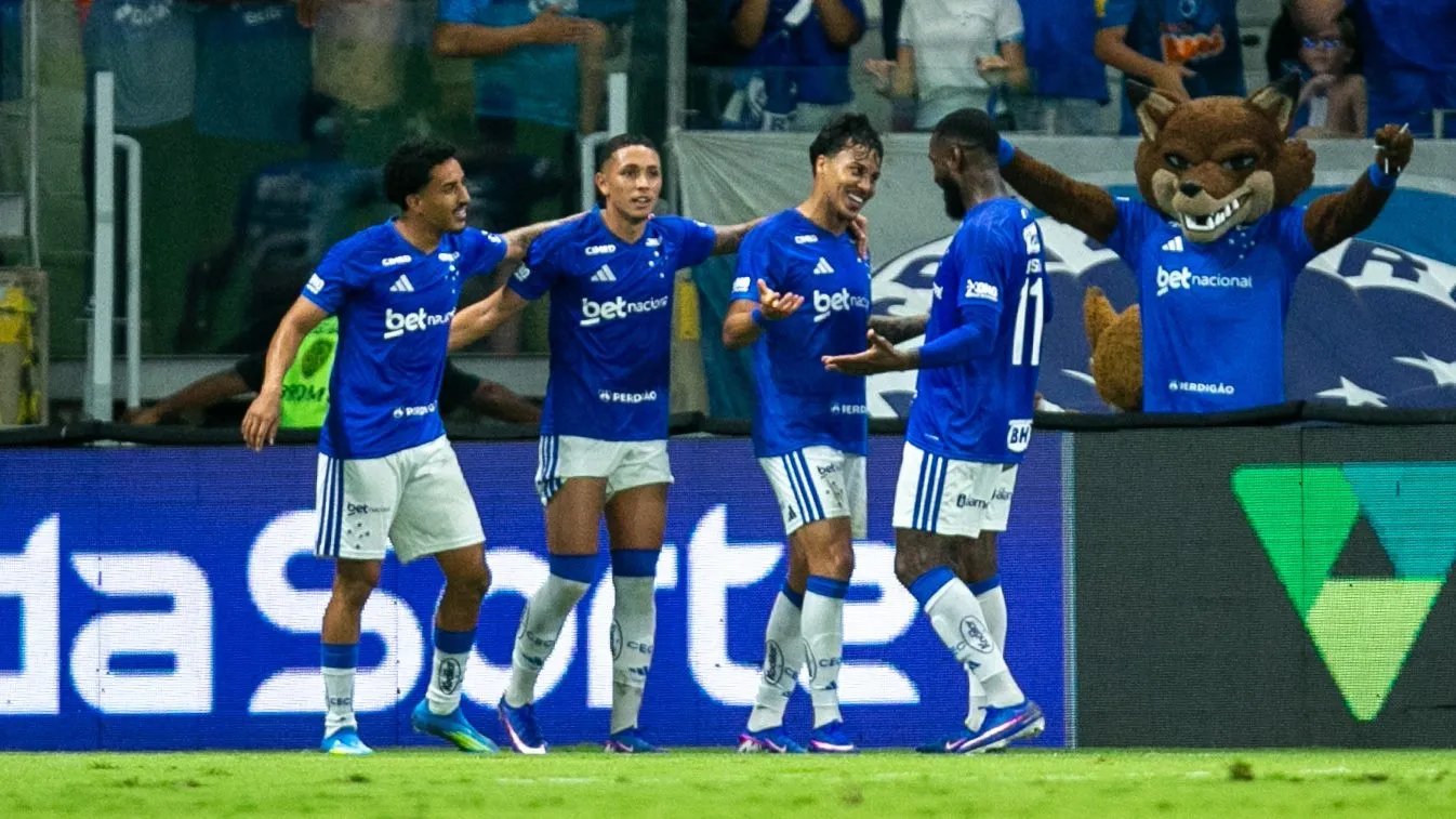 Jogadores do Cruzeiro comemorando resultado. Foto: Fernando Moreno/AGIF