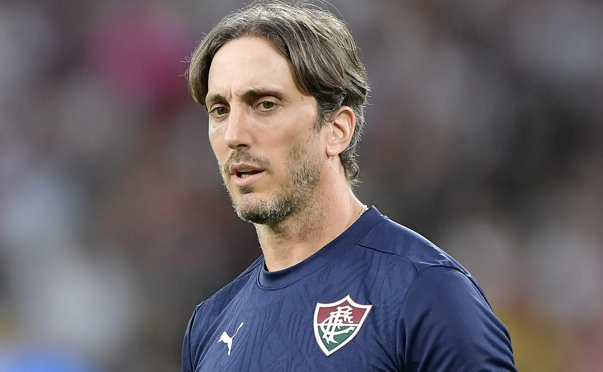 Zubeldía comemora gol de John Kennedy durante 30 segundos em Fluminense X Corinthians