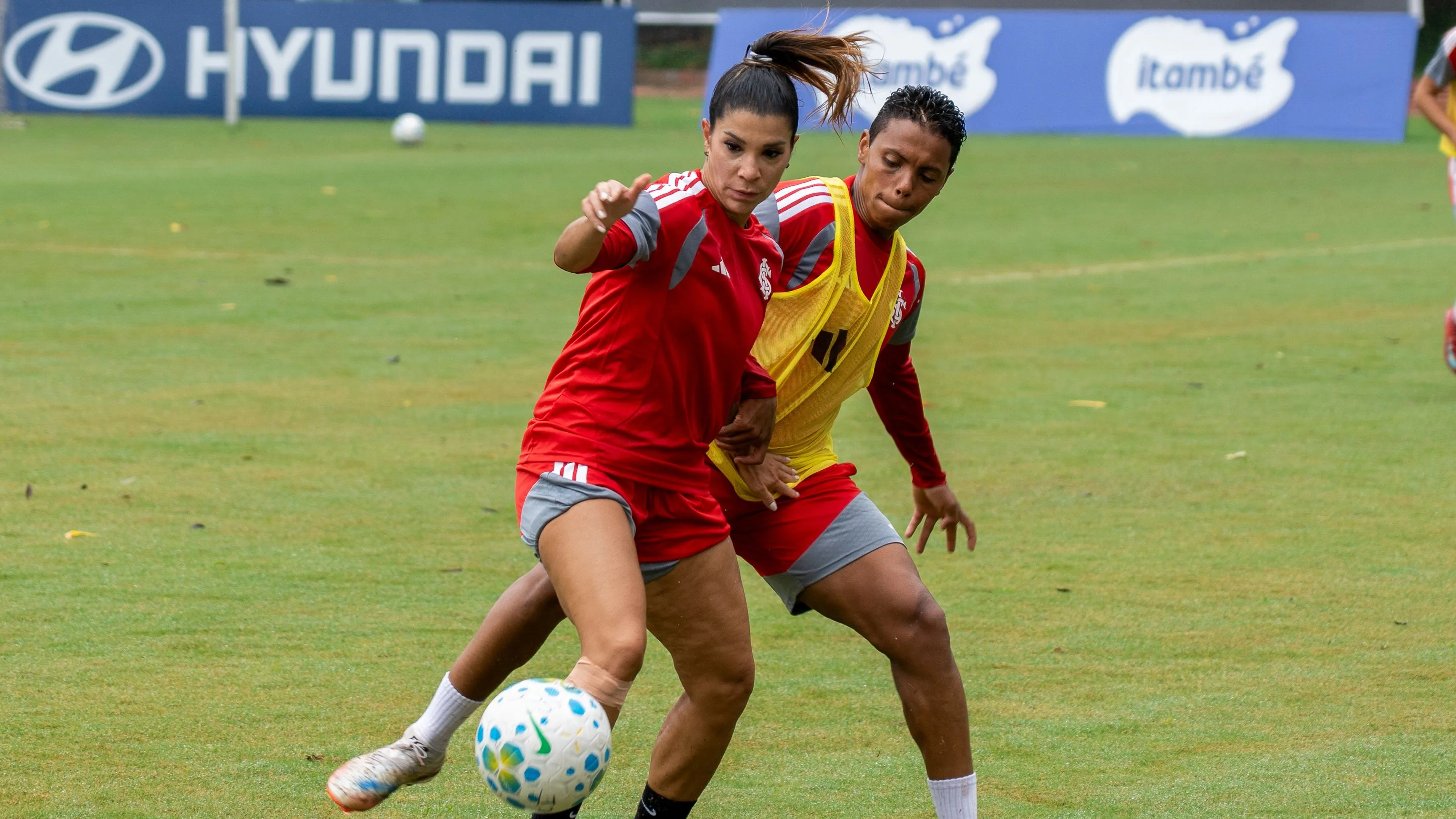 Paulinha e Soll em treino do Internacional