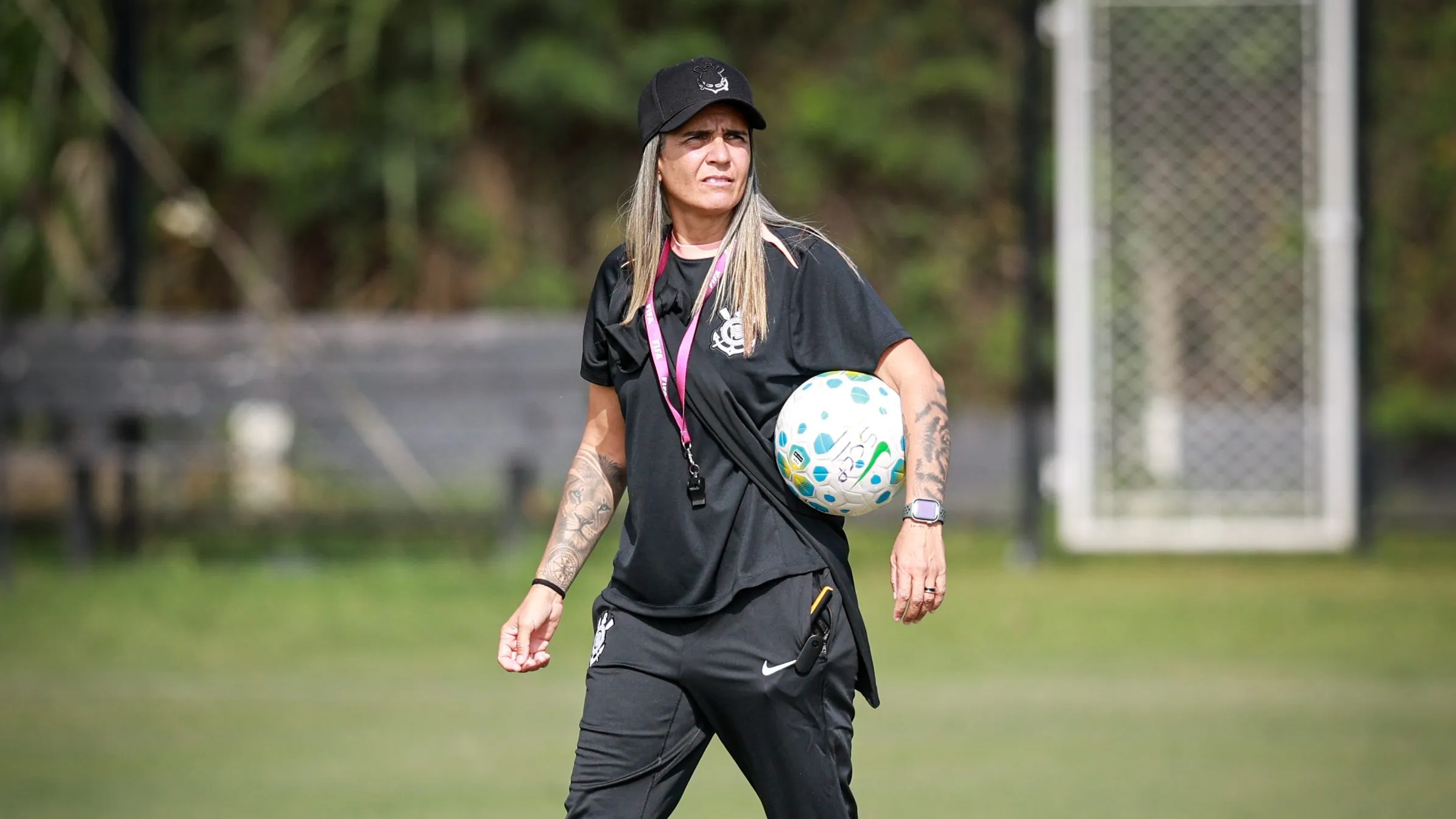 Emily Lima, treinadora do Corinthians, comanda treino no CT