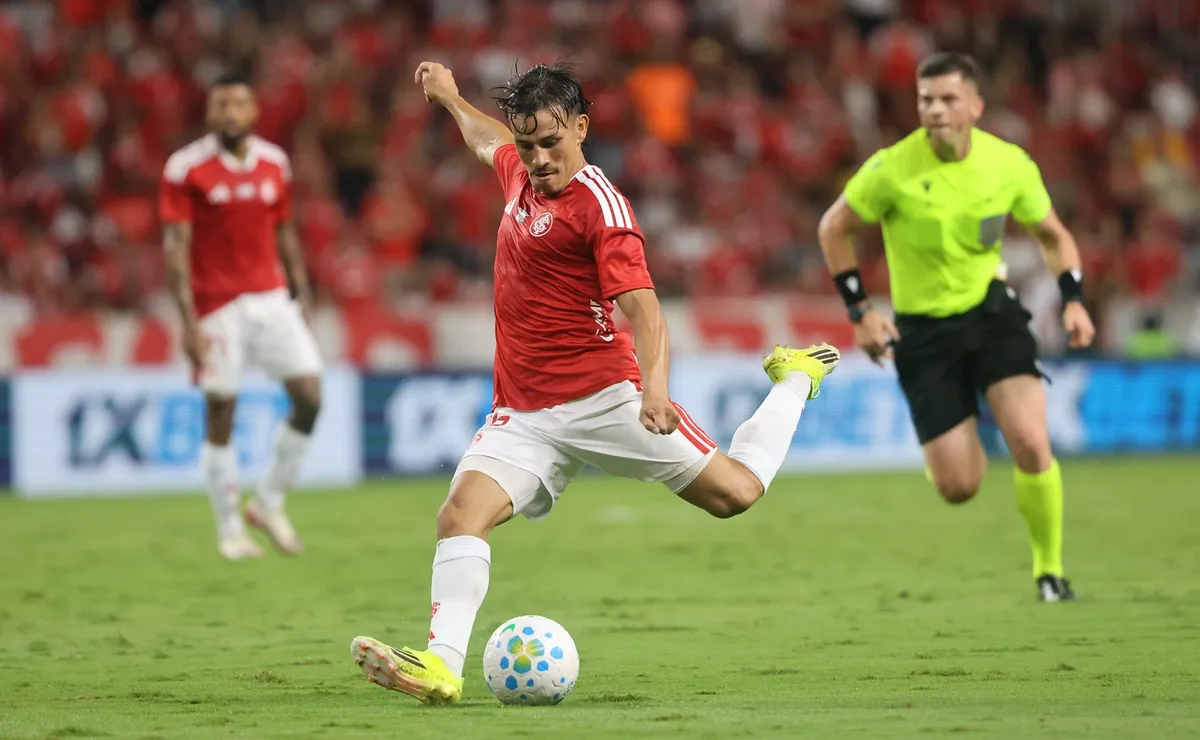 Pezzolano defende Bernabei e afirma que lateral do Internacional foi “espetacular” contra o São Paulo