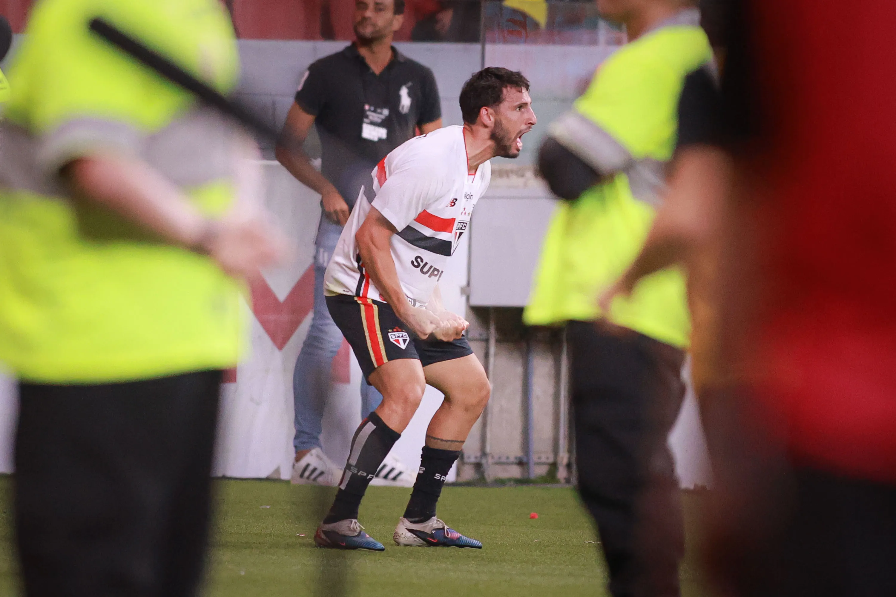 Calleri comemora seu gol pelo São Paulo diante do Inter. Foto: Maxi Franzoi/AGIF