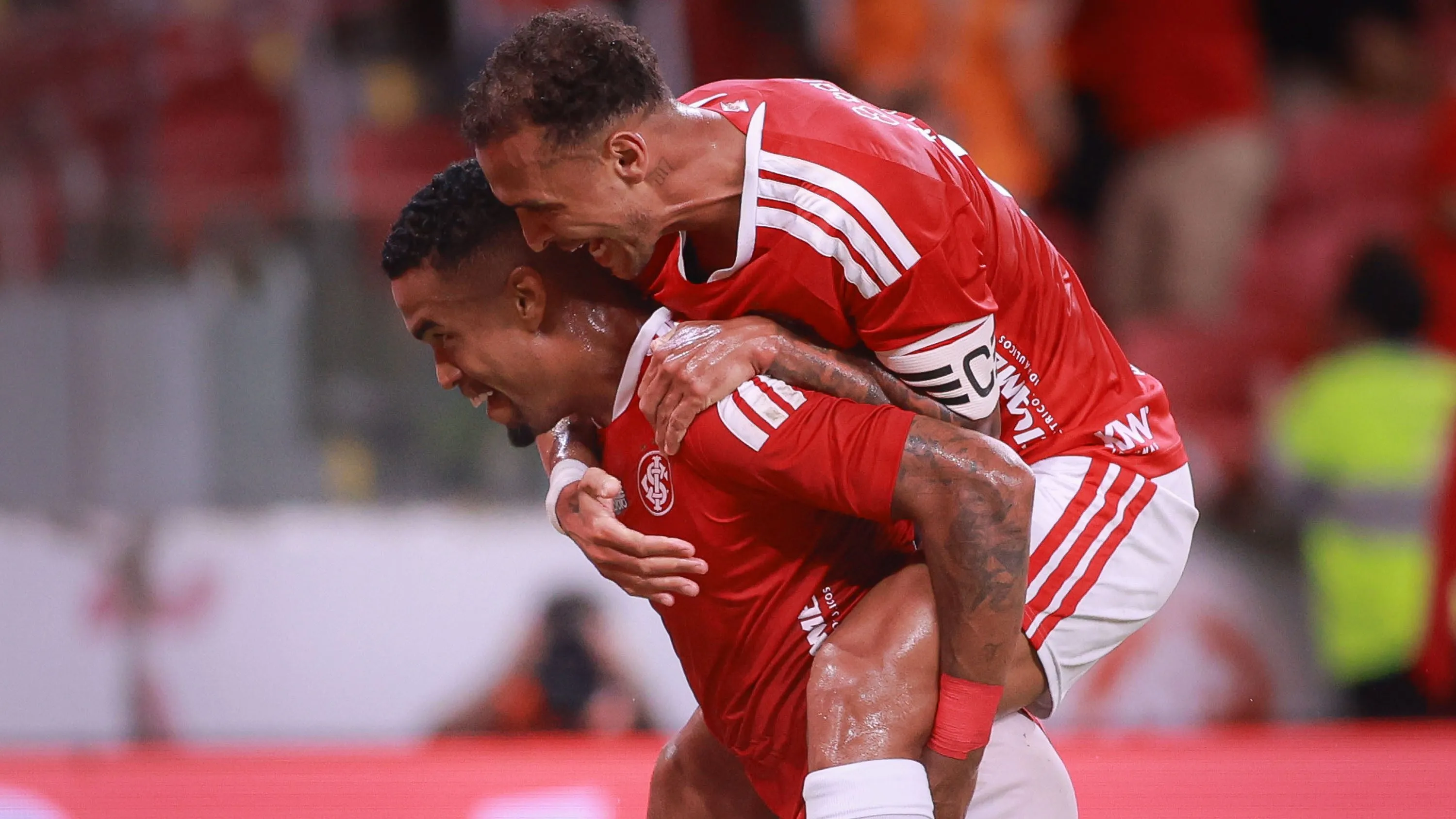 RS – PORTO ALEGRE – 01/04/2026 – BRASILEIRO A 2026, INTERNACIONAL X SAO PAULO – Alerrando jogador do Internacional comemora seu gol com Alan Patrick jogador da sua equipe durante partida contra o Sao Paulo no estadio Beira-Rio pelo campeonato Brasileiro A 2026. Foto: Maxi Franzoi/AGIF