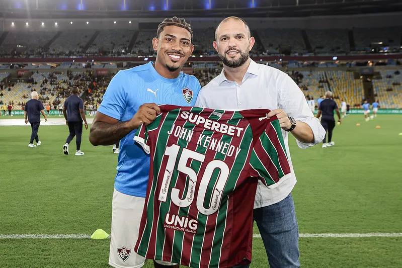 John Kennedy com a camisa comemorativa dos 150 jogos. Foto: Lucas Merçon/Fluminense FC