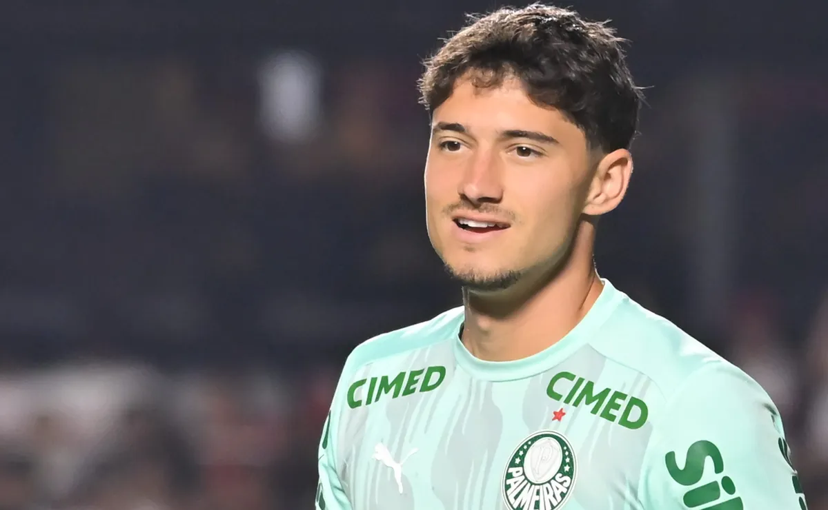 Emiliano se cobra no Palmeiras, não engrena com Abel e vê concorrência crescer no elenco