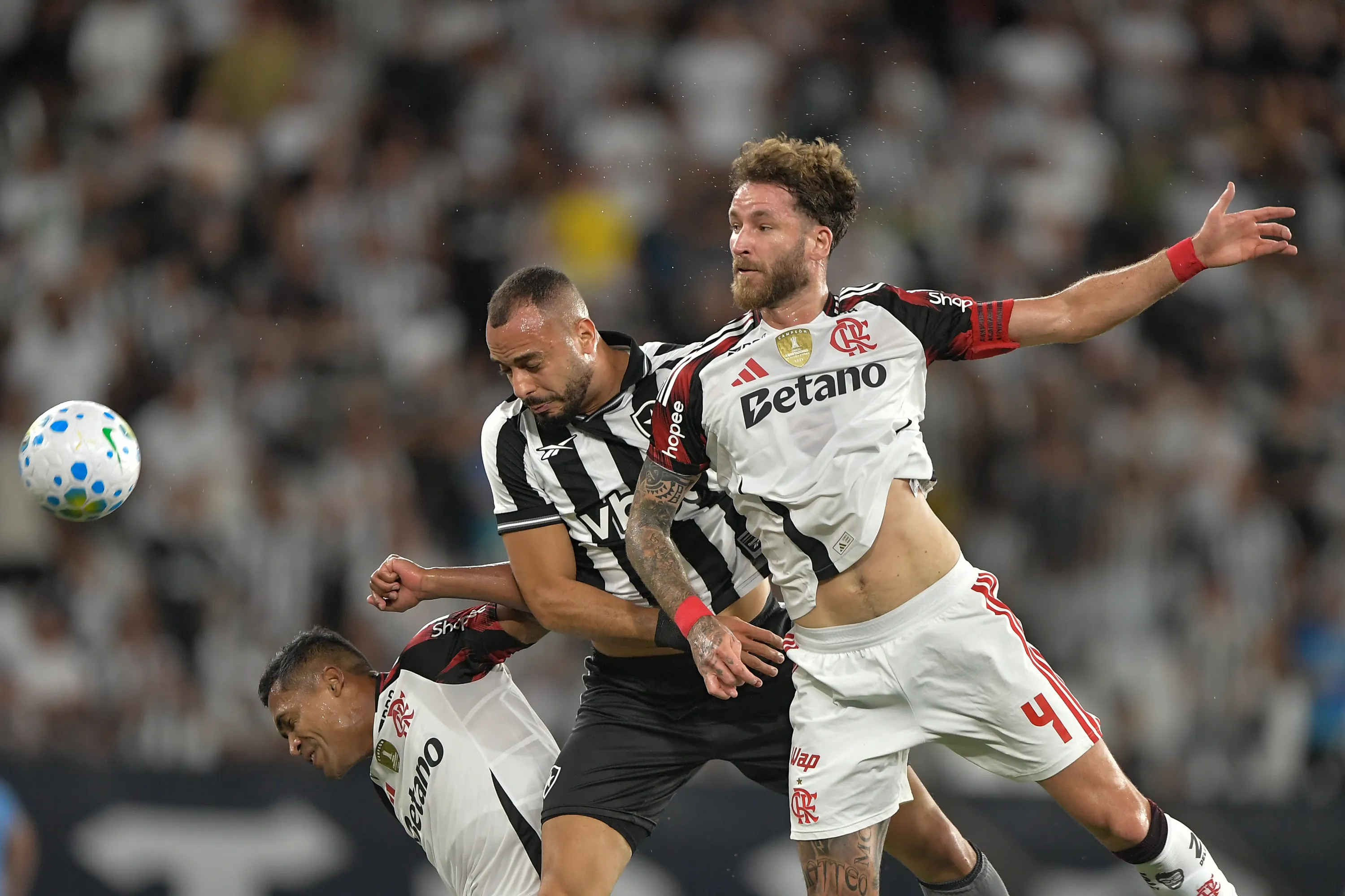 RJ – RIO DE JANEIRO – 14/03/2026 – BRASILEIRO A 2026, BOTAFOGO X FLAMENGO – Arthur Cabral jogador do Botafogo disputa lance com Leo Pereira jogador do Flamengo durante partida no estadio Engenhao pelo campeonato Brasileiro A 2026. Foto: Thiago Ribeiro/AGIF