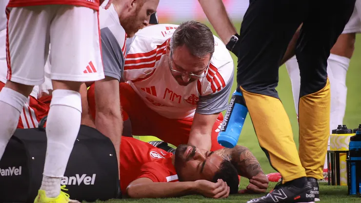 Bruno Tabata jogador do Internacional sofre concussao durante partida contra o Sao Paulo no estadio Beira-Rio pelo campeonato Brasileiro A 2026.