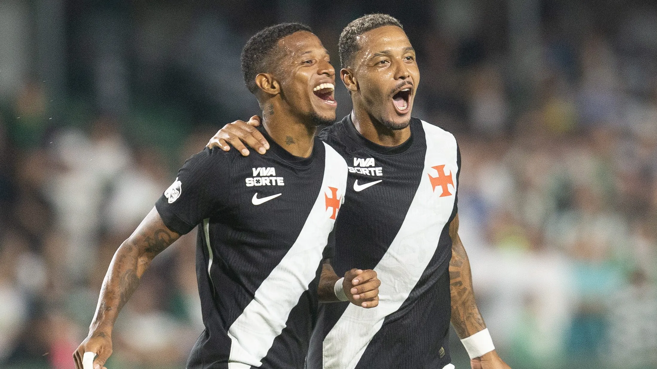 Tche Tche comemora seu gol com David durante partida contra o Coritiba. Foto: Hedeson Alves/AGIF