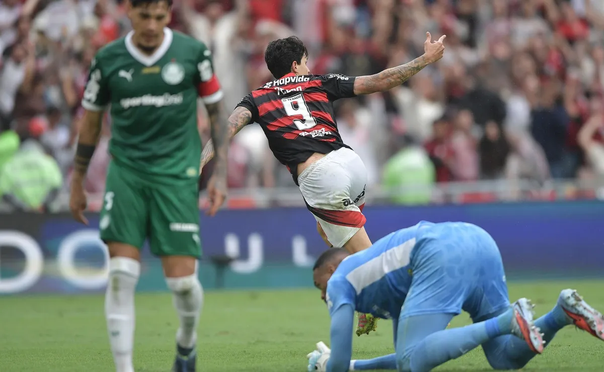 Flamengo supera Palmeiras em faturamento financeiro, mas rival lidera em vendas de jogadores