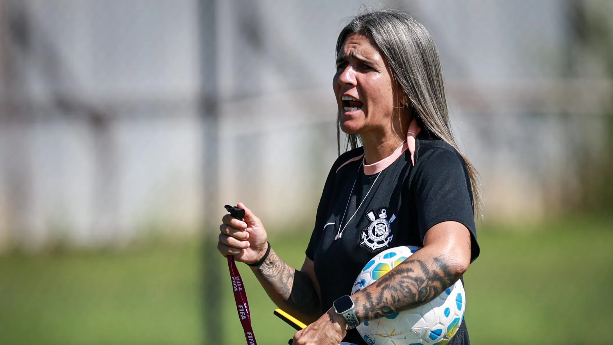 Treinadora Emily Lima em treino do Corinthians