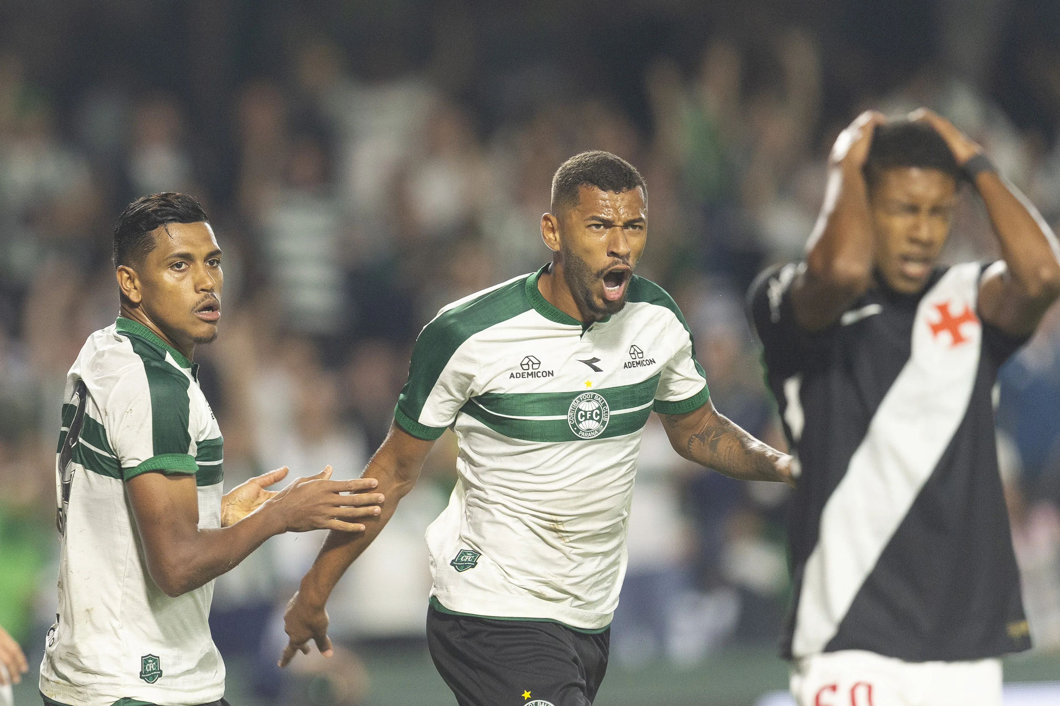 PR – CURITIBA – 01/04/2026 – BRASILEIRO A 2026, CORITIBA X VASCO – Fabinho jogador do Coritiba comemora o gol de empate durante partida contra o Vasco no estadio Couto Pereira pelo campeonato Brasileiro A 2026. Foto: Hedeson Alves/AGIF