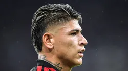 Jorge Carrascal em campo com a camisa do Fla.