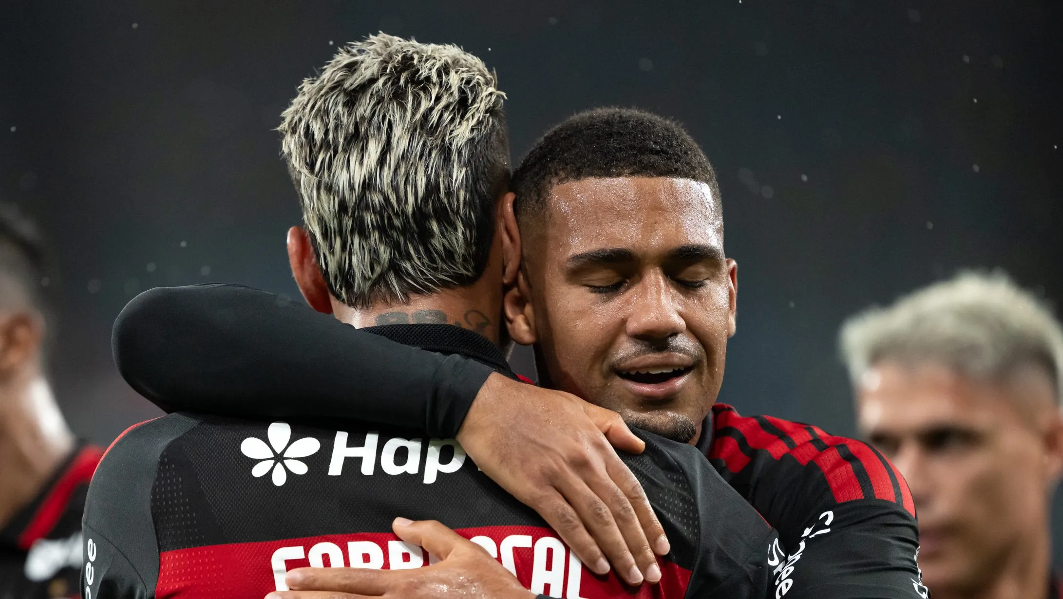 Foto: Jorge Rodrigues/AGIF – Camisa 15 do Flamengo comemorando gol ao lado de Samuel Lino.