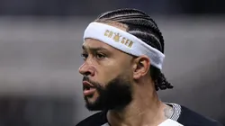 Depay em campo com a camisa corinthiana.