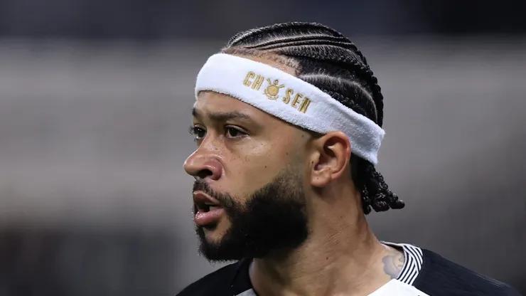 Depay em campo com a camisa corinthiana.