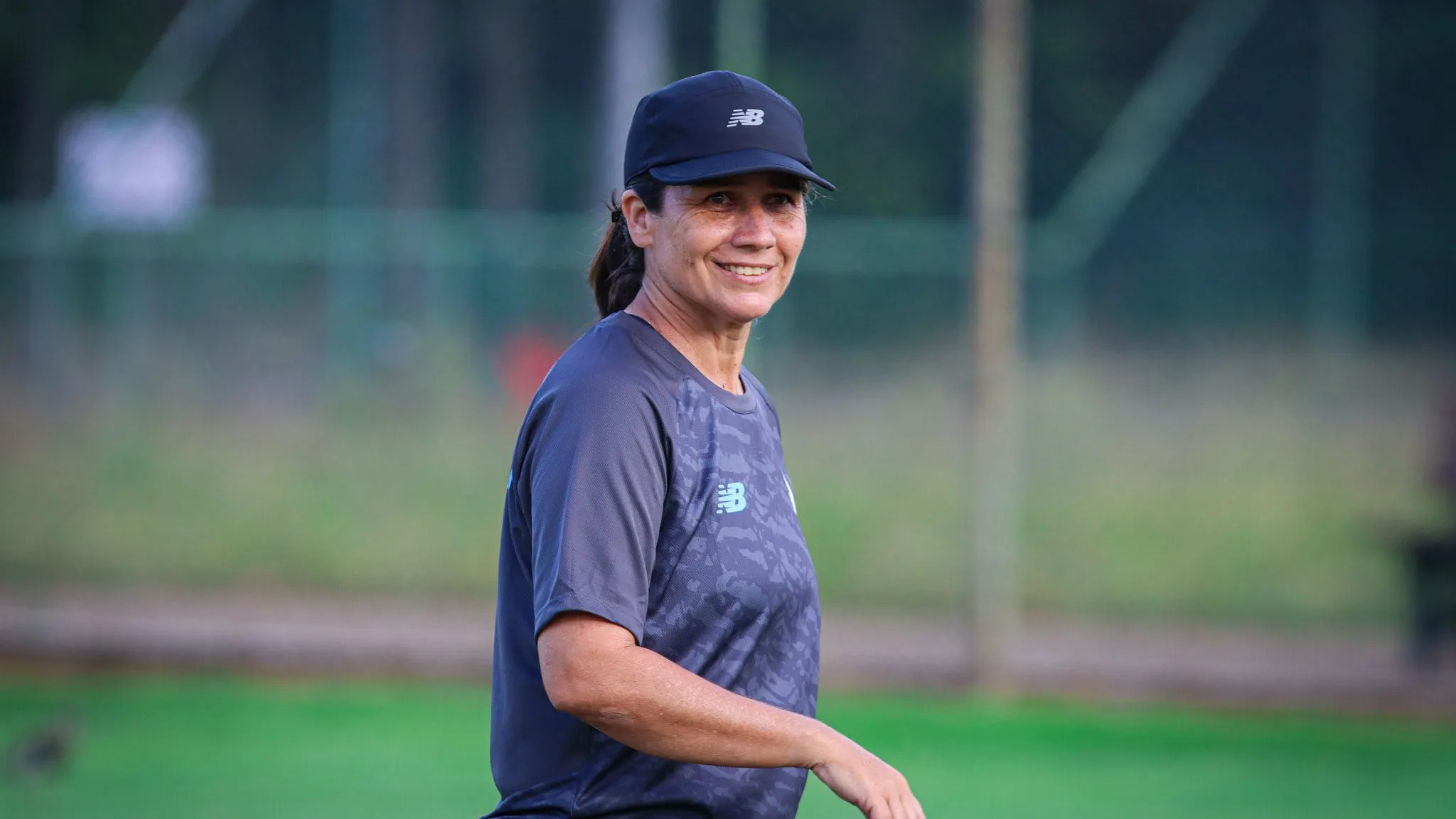Treinadora Jessica de Lima em atividade do Grêmio feminino