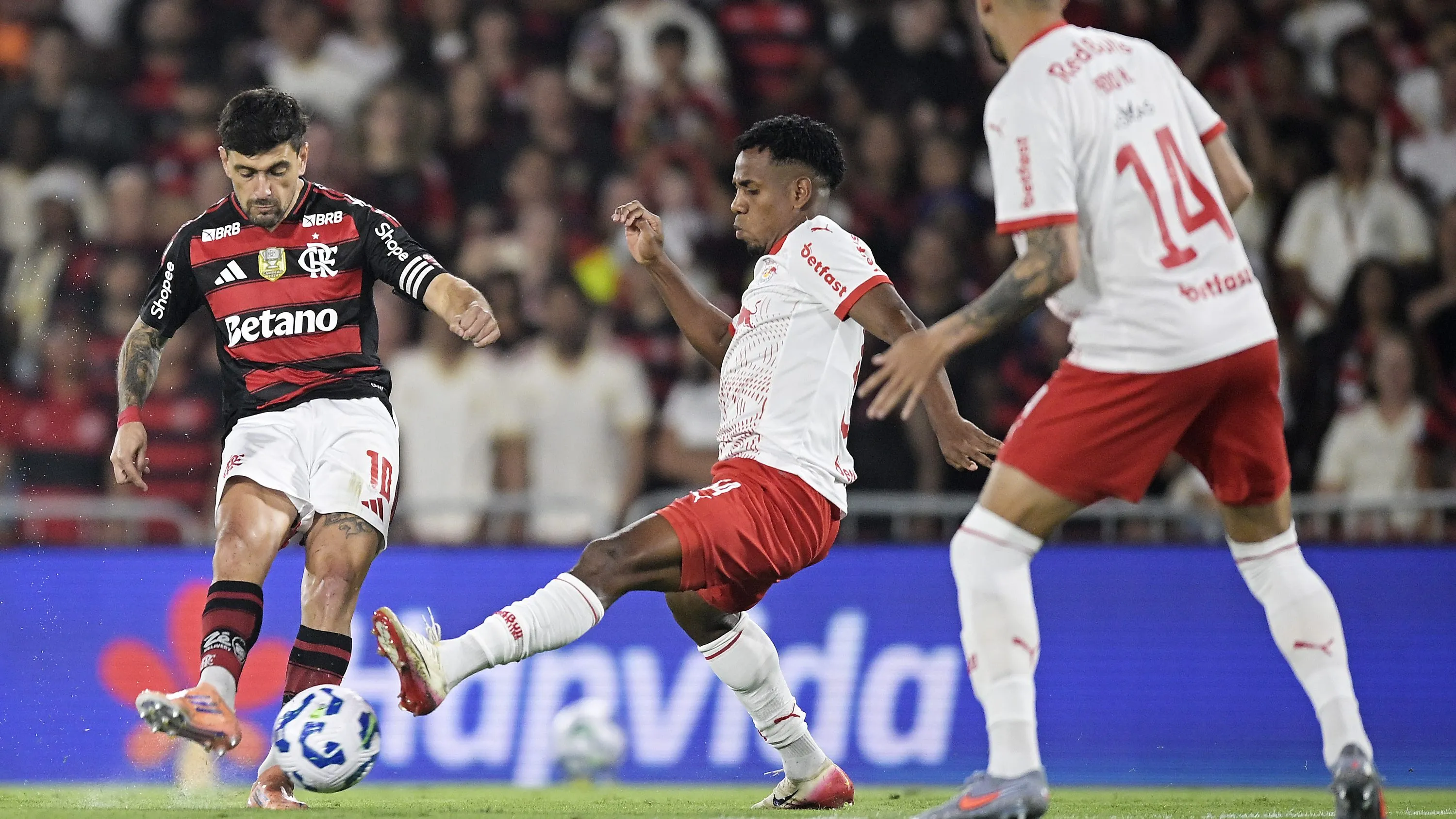 Arrascaeta jogador do Flamengo disputa lance com Andres Hurtado jogador do Bragantino durante partida no estadio Maracana pelo campeonato Brasileiro A 2025. Foto: Alexandre Loureiro/AGIF