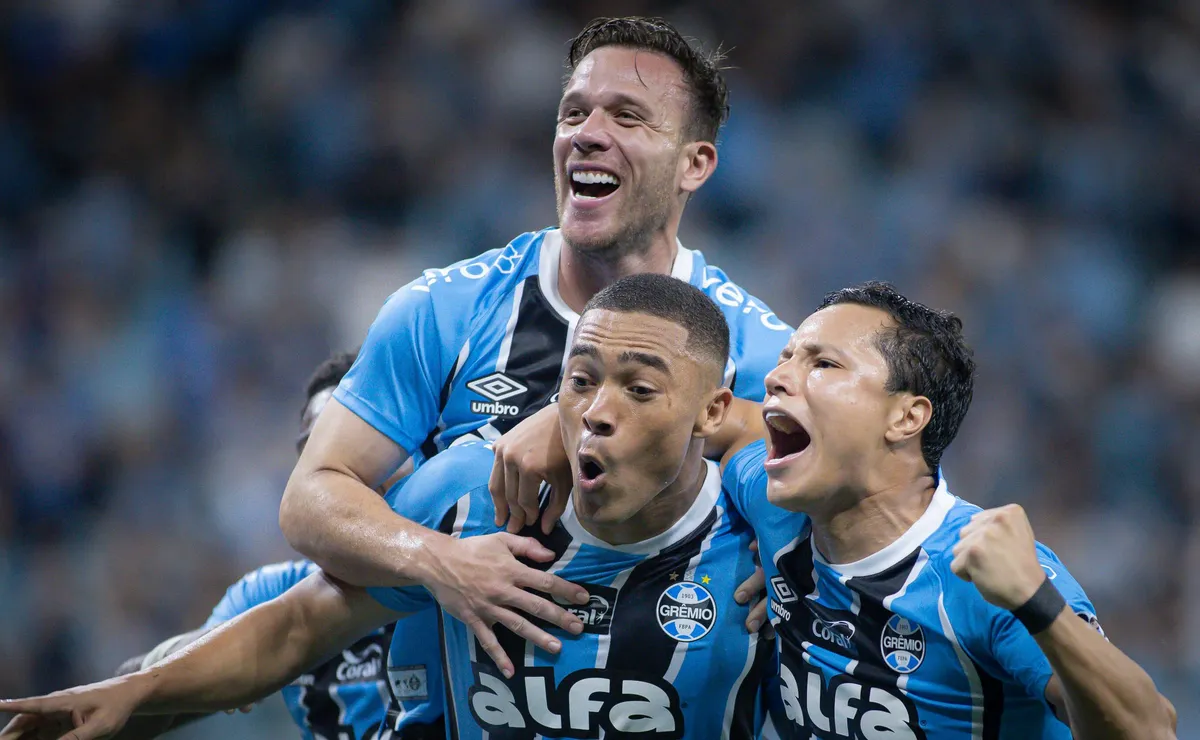 Grêmio acelera renovações de Arthur e Carlos Vinícius em meio a interesse do mercado