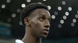 Gabriel Mec em campo com a camisa gremista.