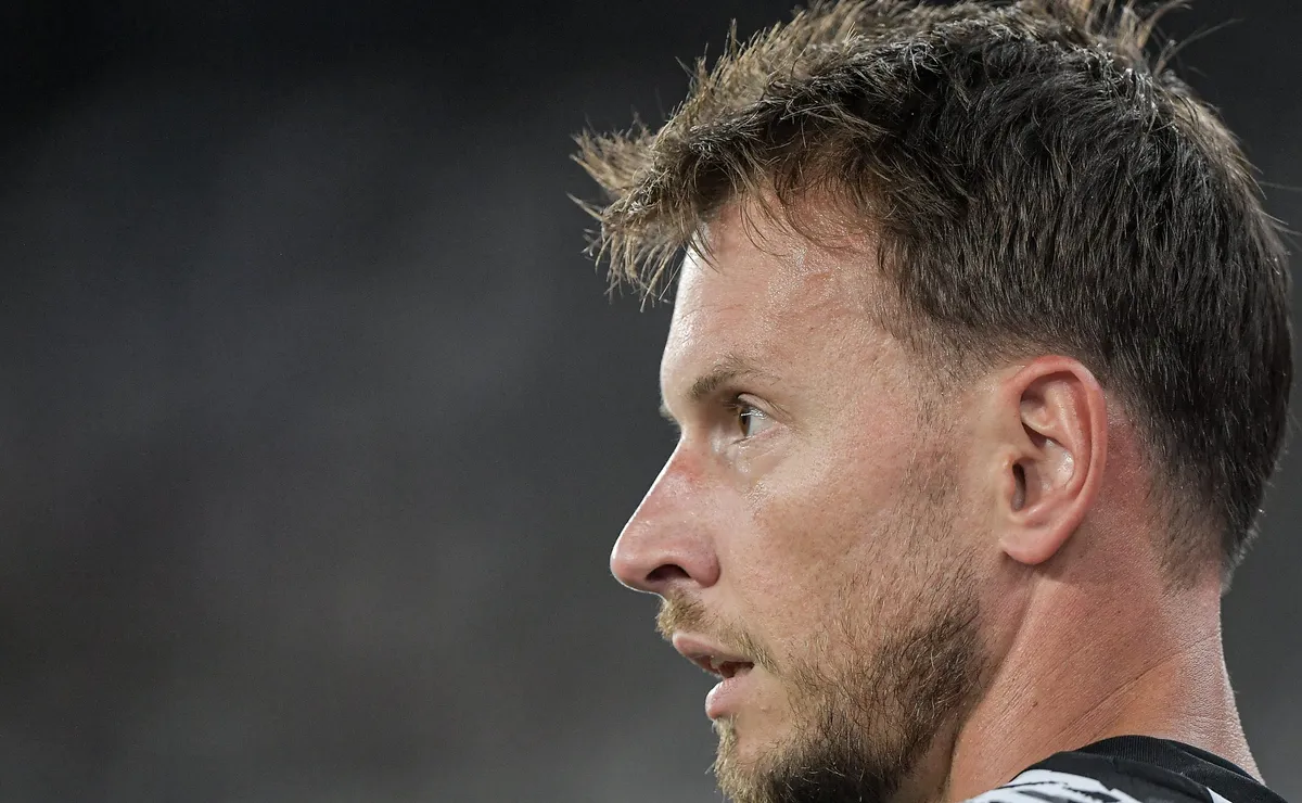 Anunciado no Botafogo, Franclim Carvalho muda planos e pede reintegração do goleiro Neto