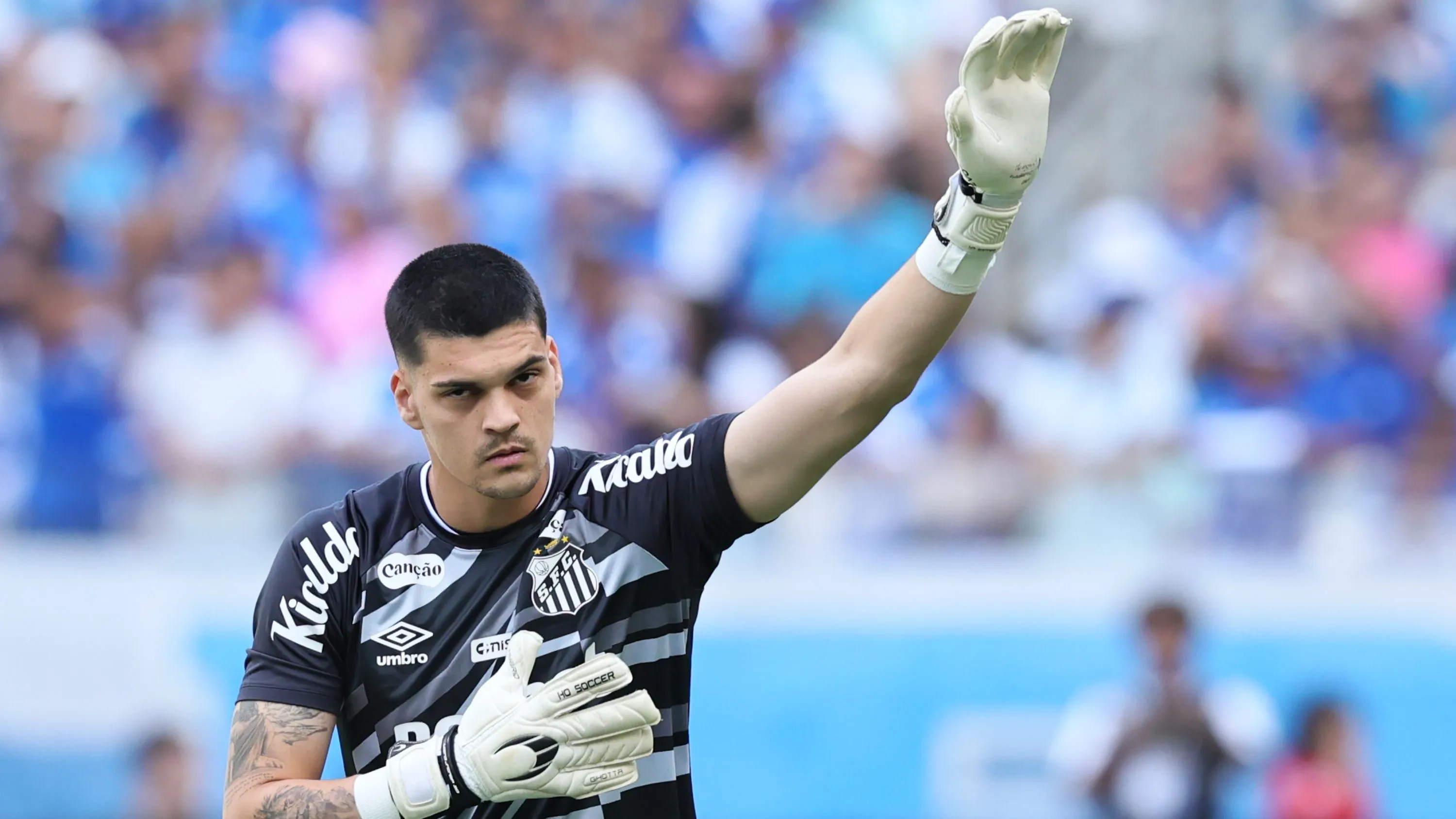 Gabriel Brazão jogador do Santos durante aquecimento antes da partida contra o Cruzeiro no estadio Mineirao pelo campeonato Brasileiro A 2026. Foto: Gilson Lobo/AGIF