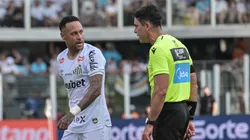 Neymar Jr jogador do Santos reclama com a arbitragem durante partida contra o Corinthians no estadio Vila Belmiro pelo campeonato Brasileiro A 2026. Foto: Jota Erre/AGIF