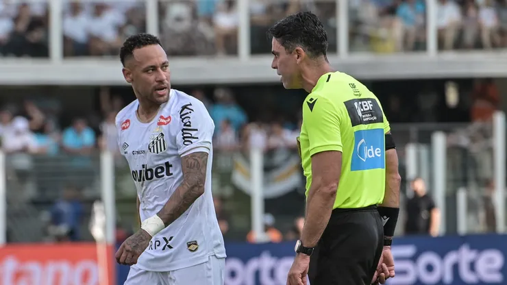 Neymar Jr jogador do Santos reclama com a arbitragem durante partida contra o Corinthians no estadio Vila Belmiro pelo campeonato Brasileiro A 2026. Foto: Jota Erre/AGIF