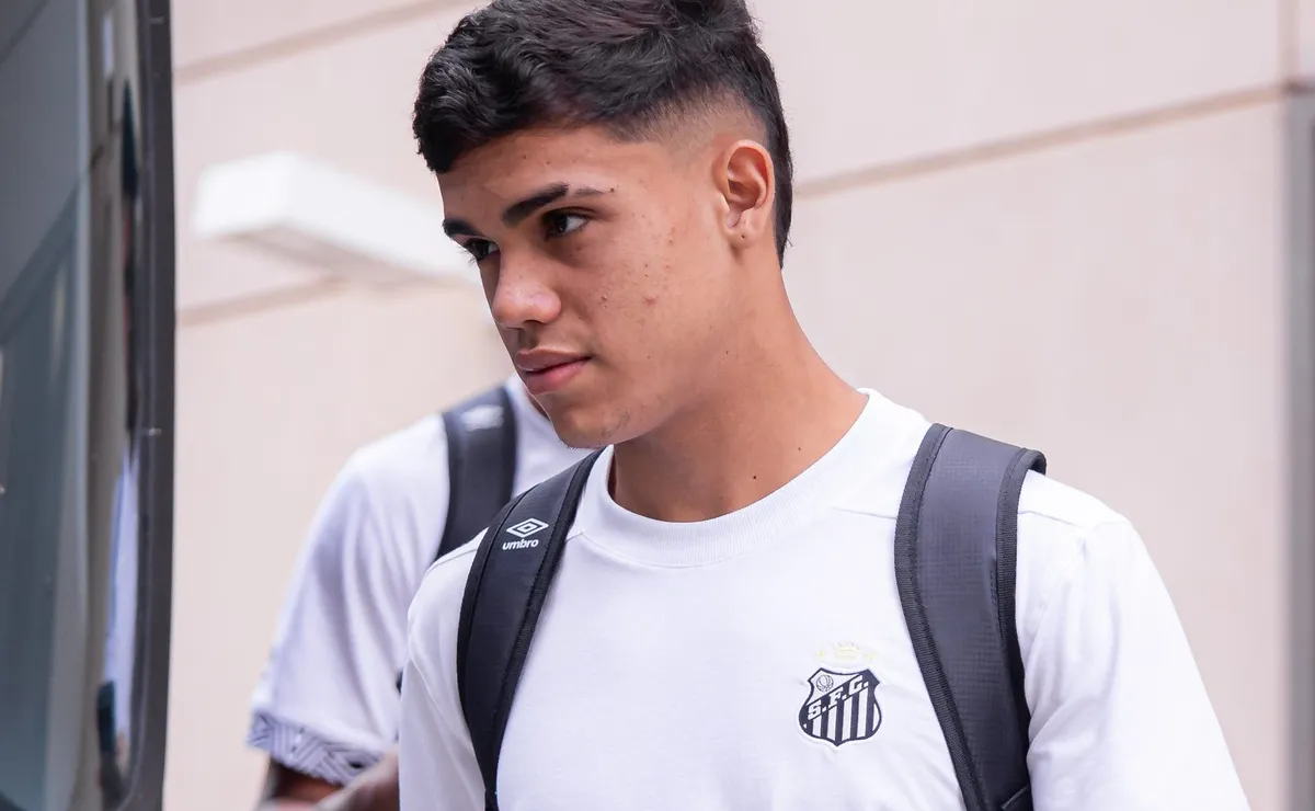 Gustavo Henrique é aprovado por Cuca e ganha sequência como titular do Santos no meio-campo
