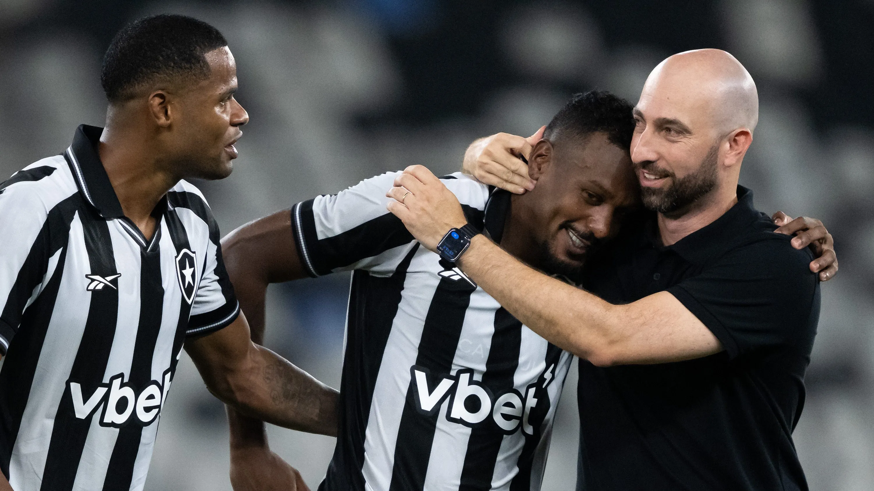 Edenilson jogador do Botafogo comemora vitoria com Rodrigo Bellao tecnico da sua equipe apos partida contra o Mirassol no estadio Engenhao pelo campeonato Brasileiro A 2026. Foto: Jorge Rodrigues/AGIF