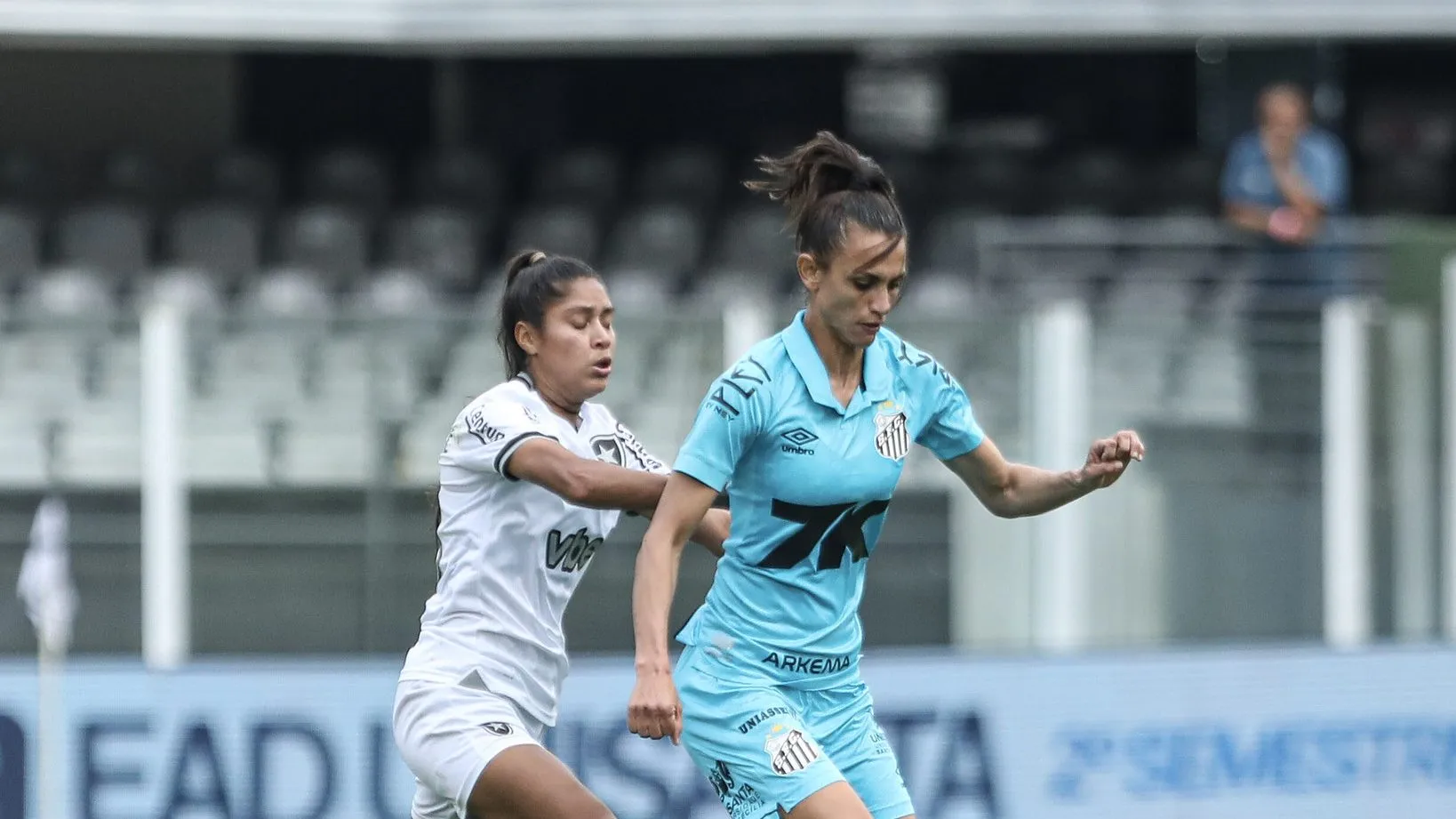 Ana Alice, jogadora do Santos, em dividida com atleta do Botafogo
