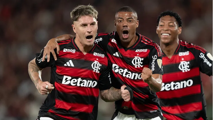 Varela (à esquerda) foi cortado por comissão técnica e DM de Bragantino x Flamengo após atuações na Data FIFA