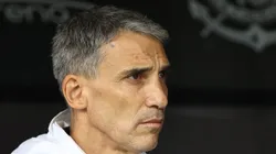 Vojvoda no banco de reservas durante jogo do Santos.