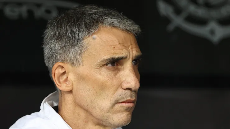 Vojvoda no banco de reservas durante jogo do Santos.