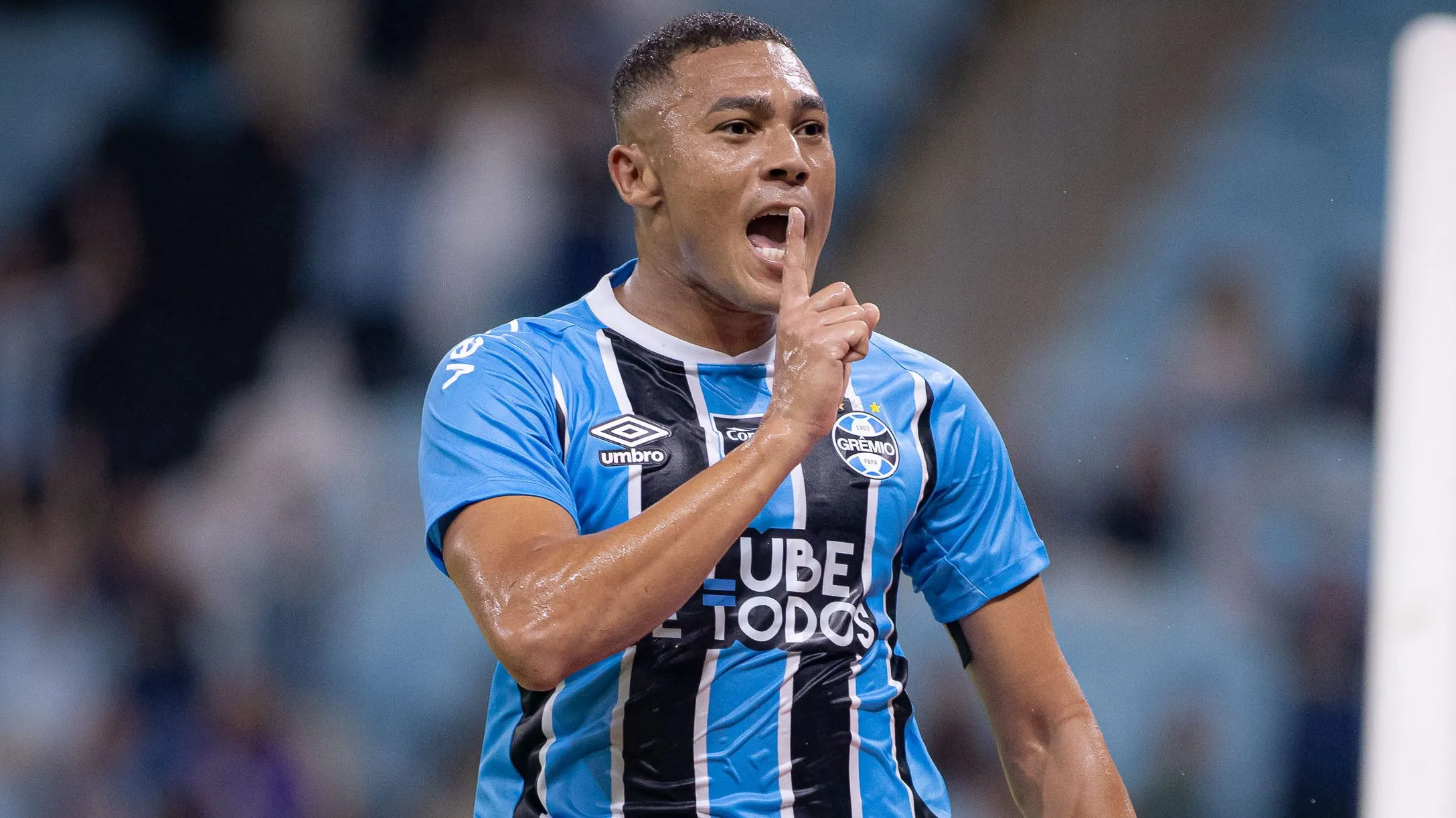 Carlos Vinicius jogador do Gremio comemora seu gol durante partida contra o Botafogo no estadio Arena do Gremio pelo campeonato Brasileiro A 2026. Foto: Maxi Franzoi/AGIF