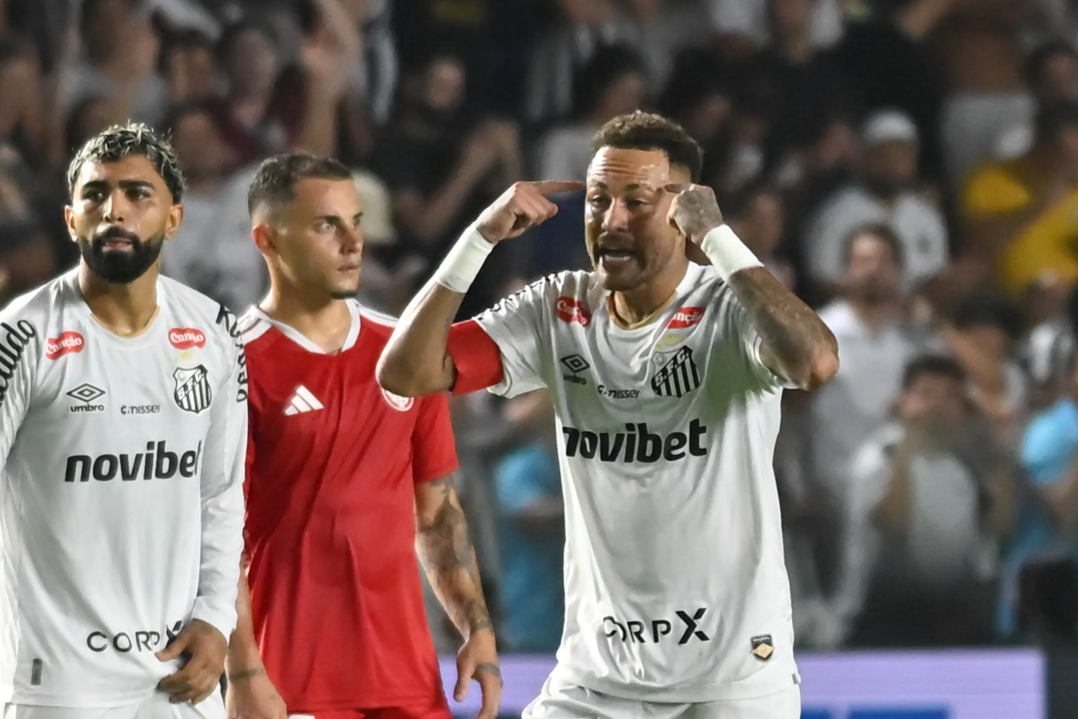 SP – SANTOS – 18/03/2026 – BRASILEIRO A 2026, SANTOS X INTERNACIONAL – Neymar Jr jogador do Santos comemora seu gol durante partida contra o Internacional no estadio Vila Belmiro pelo campeonato Brasileiro A 2026. Foto: Jota Erre/AGIF