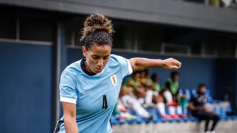 Laura Felipe em campo pelo Uruguai