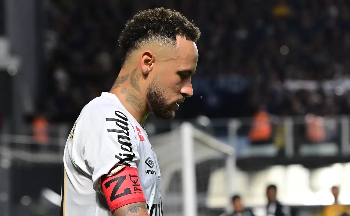 Neymar recebe cartão amarelo em Santos x Remo e ironiza o árbitro em entrevista: “Acordou de Chico”
