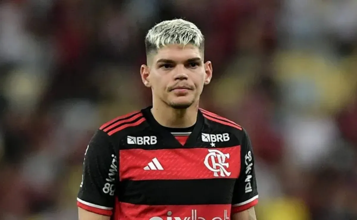 Torcida do Flamengo perde a paciência com Ayrton Lucas: “Está tirando 3 pontos do Fla”